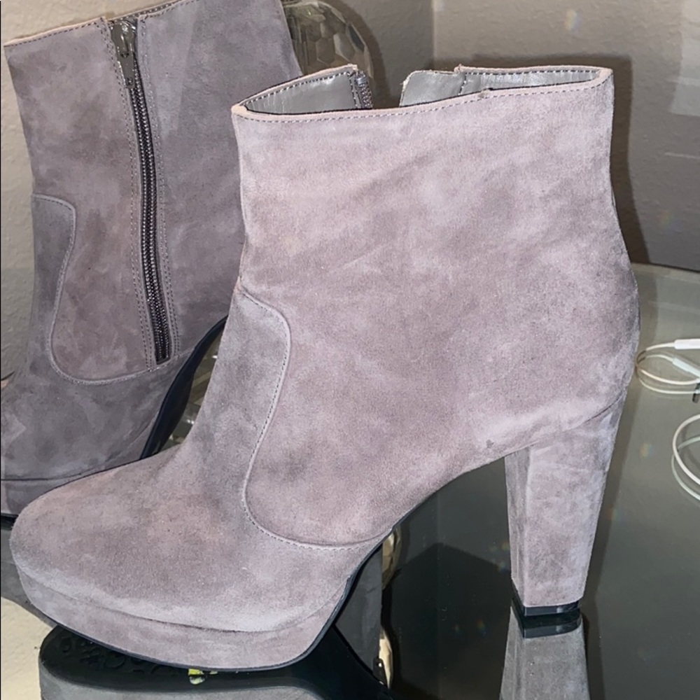 Gianni Bini Gray suede boots